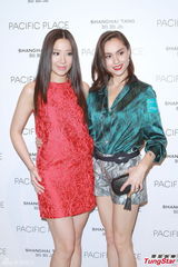 组图：汪圆圆大婚在即 红色花纹短裙喜庆亮相