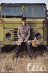 组图：乔振宇杂志大片 机场拍摄暖冬午后