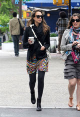 组图：杰西卡-阿尔芭黑色外套搭几何图案彩裙