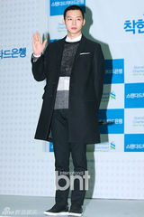 组图：韩星朴有天精练短发出席公益慈善活动