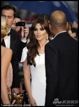 组图：《爱》戛纳首映 科尔白底红尾裙别具一格