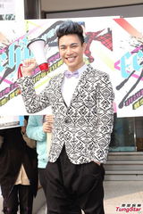 组图：Echo为个唱街头拉票 预告再现“好神舞”