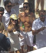 组图：F1总裁千金大婚奢靡派对 吻同性入水走光