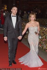 组图：滨崎步巴黎行小男友护驾 十指紧扣展笑颜