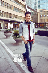 明星爱街拍：沙溢潮范儿出街 绽放温暖笑容