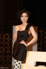 组图：郑秀文低胸性感亮相 笑言收婚戒重在心意