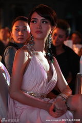 幻灯图集：居文沛粉色低胸礼服亮相 性感险走光  