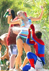 幻灯图：希尔顿姐妹法国度假 穿性感比基尼玩跳板