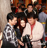 组图：少林方丈赠成龙真迹 刘德华谢霆锋试剑