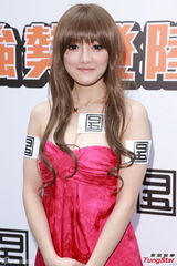 组图：台湾爆乳女模现身香港 街头大秀事业线