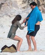 组图：社交名媛巴勒莫身材缩水 比基尼现飞机场