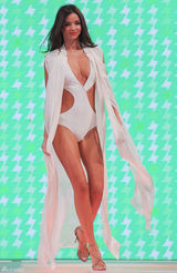 组图：超模米兰达-可儿悉尼走秀性感美艳