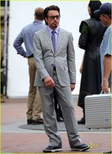 组图：《复仇者》热拍 斯嘉丽现身片场短发干练