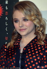 组图：《魔女嘉莉》记者会 科洛波点裙复古迷人