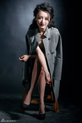 组图：何晴首曝尺度写真 秀身材展媚惑纯情