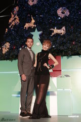 组图：容祖儿陈伟霆主持圣诞亮灯仪式