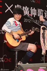 组图：卢广仲遇热情歌迷拥抱 表演太投入弄伤脚