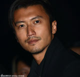 组图：谢霆锋上海开酒吧引围观 兴致勃勃看洋妞