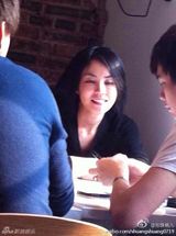 组图：王菲与嫩男平民餐厅下午茶 猛看对方手机