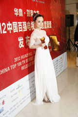 组图：贾乃亮李小璐手捧奖杯亮相华鼎奖后台