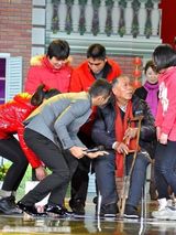 组图：海派春晚录制 黄晓明为“修鞋老爷爷”穿鞋