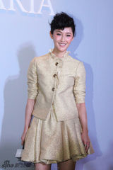 组图：陈燃亮相某名品发布会 金色蓬蓬裙诠释哥特范