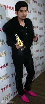 高清图：群星中歌榜后台亮相展示奖杯