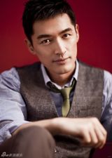 组图：胡歌早秋时尚街拍纵情演绎大魔法师