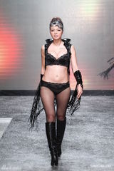 组图：吴亚馨内衣走秀展现终极饱满度