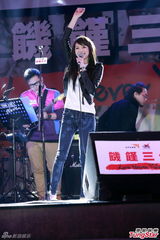 组图：何超仪称与何超云不熟 拒谈对方情变传闻