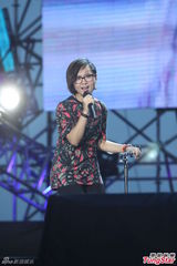 组图：周笔畅信乐团出席音乐派对 2NE1压轴献唱