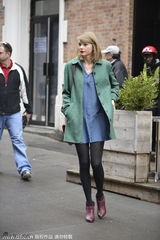 组图：斯威夫特红唇美艳 绿外套搭黑丝色调养眼