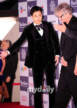 组图：郑雨盛(郑宇成)黑色西服帅气亮相釜山红毯