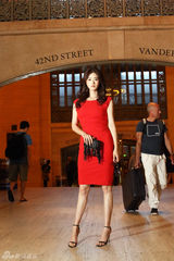组图：蒋欣纽约街拍大片 红连衣裙优雅