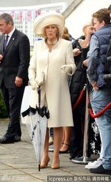 组图：英女王登基60周年游船 凯特王妃鲜艳欲滴