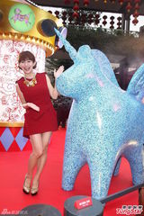 组图：郭书瑶“封胸”代言晒玉背 过年患重感冒