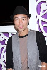 幻灯：张卫健澄清婚变传闻 小柏芝贡米亮相香江