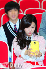 组图：韩团A pink粉色校服装亮相清新俏美