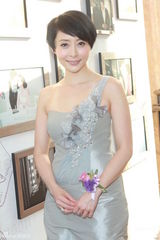 组图：港星文颂娴奉子成婚 宣布已怀孕三个月