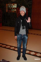 组图：任贤齐出院女友陪同 自曝儿子曾探病