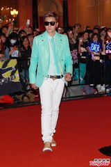 组图：罗志祥上半身全绿 戴黑超耍帅