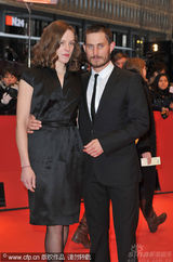 幻灯：《三枪》首映成张艺谋粉丝主场 闫妮风情十足