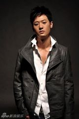 组图：亓航(启航)写真秀酷男风采 冷峻面庞刻画男性线条