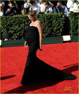 高清组图：名模克鲁姆大肚如箩 与老公牵手亮相