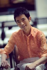 高清图：任泉拍大胆橙色写真 儒雅“回归”荧屏