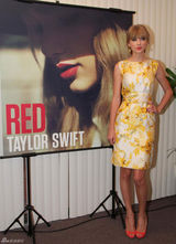 组图：泰勒-斯威夫特印花礼服俏丽亮相