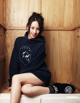 幻灯组图：曾恺玹宽衣解带拍写真 迷人床照甜蜜诱惑