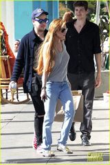 组图：林赛罗韩庭审后穿背心购物豪乳激凸