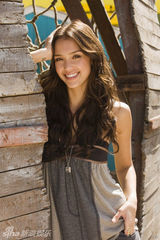 组图：杰西卡-阿尔芭写真 长卷发披肩笑容甜美