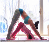 组图：36岁辣妈与可爱女儿同练瑜伽温馨引追捧